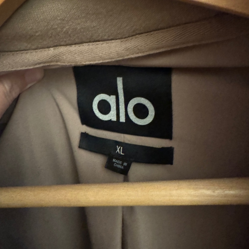 ALO Yoga VIP Trench Coat - Picture 5 of 6